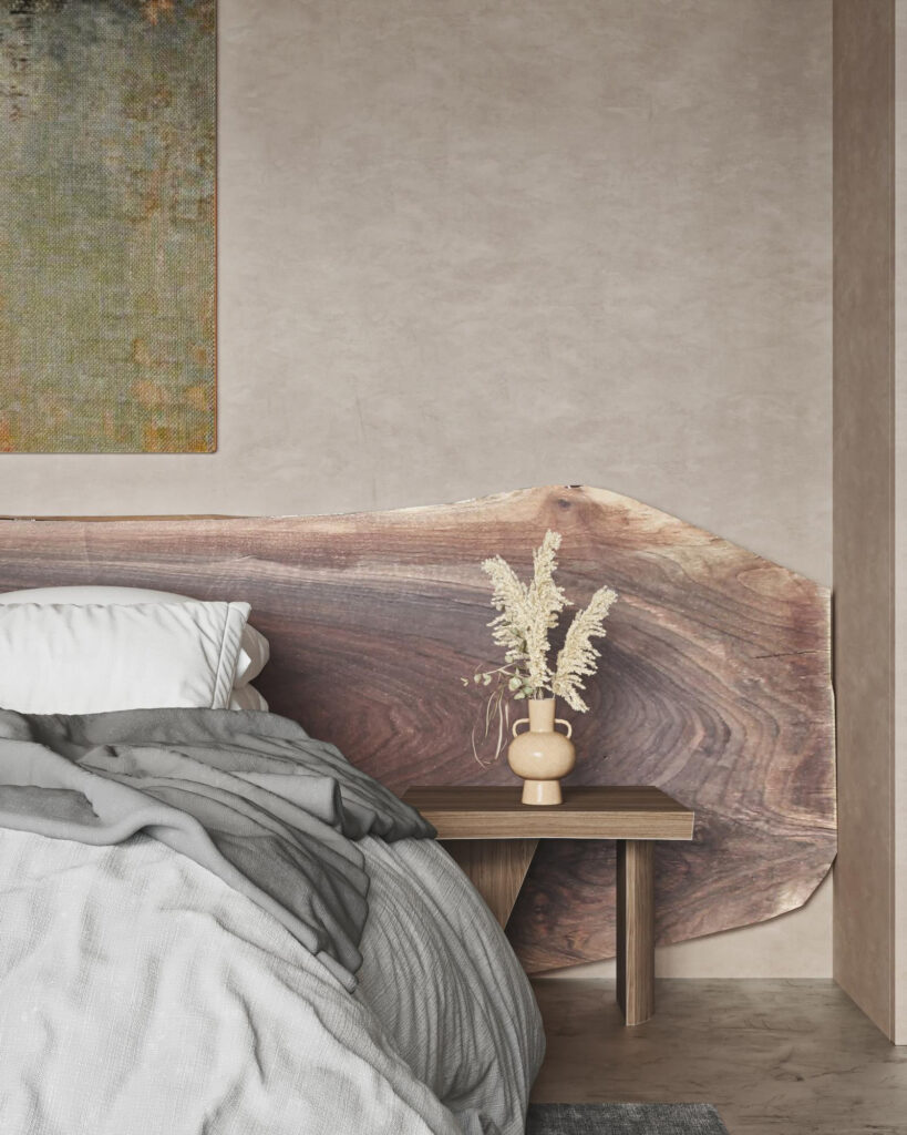 Makuuhuoneen sänky, jonka näyttävä pääty on suurta, eläväpintaista puulevyä.